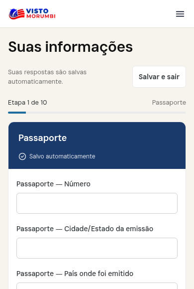 Exemplo de tela do portal no celular, na etapa Passaporte da DS-160, com dados fictícios. No topo, a marca Visto Morumbi e o botão do menu. Abaixo, o título Suas informações, o aviso Suas respostas são salvas automaticamente, o botão Salvar e sair e a barra Etapa 1 de 10. Depois, o bloco Passaporte, com a marca Salvo automaticamente e os primeiros campos do passaporte, ainda vazios.