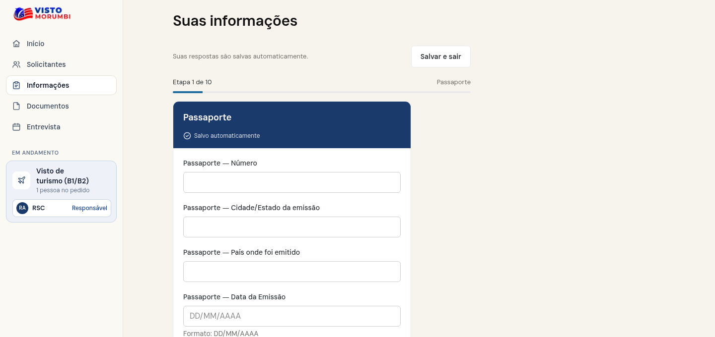 Exemplo de tela do portal na etapa Passaporte da DS-160, com dados fictícios. À esquerda, o menu com Início, Solicitantes, Informações, Documentos e Entrevista, e o pedido em andamento: Visto de turismo (B1/B2), 1 pessoa no pedido, marcada como Responsável. No centro, o título Suas informações, o aviso Suas respostas são salvas automaticamente, o botão Salvar e sair e a barra Etapa 1 de 10. Abaixo, o bloco Passaporte, com a marca Salvo automaticamente e os primeiros campos do passaporte, ainda vazios.
